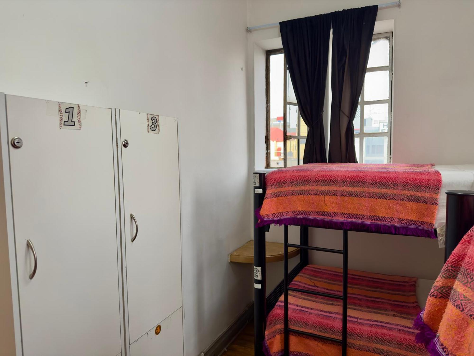 Cama en habitación femenina compartida de 4 camas